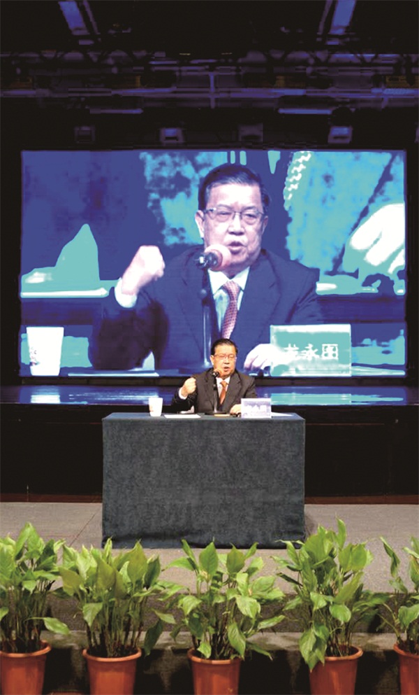 龙永图-2.jpg
